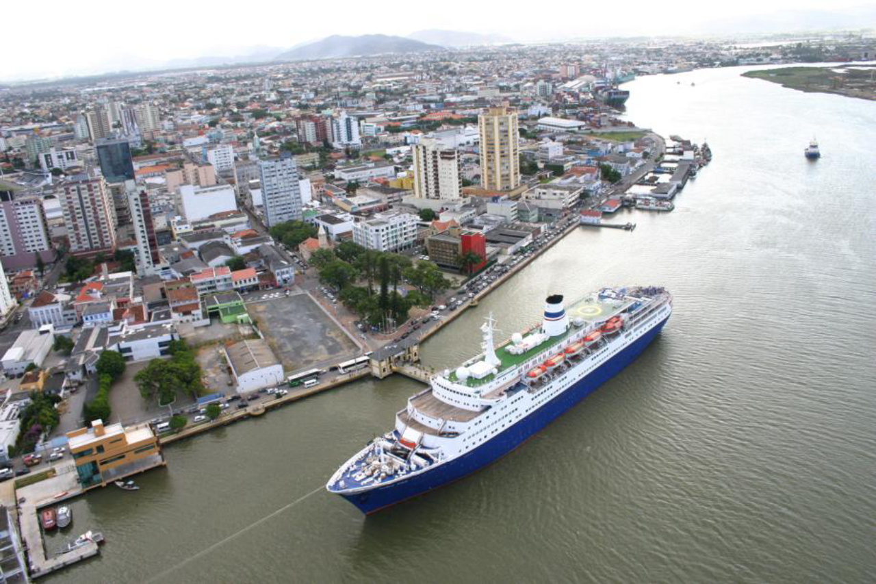 Cruzeiro a bordo do navio Zenith, partindo de Itajaí.