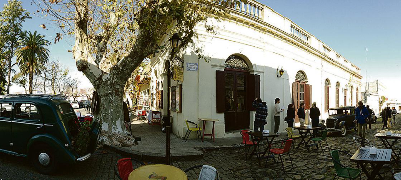 O casario antigo, ruas de pedras e cafés dão um charme todo especial à cidade.