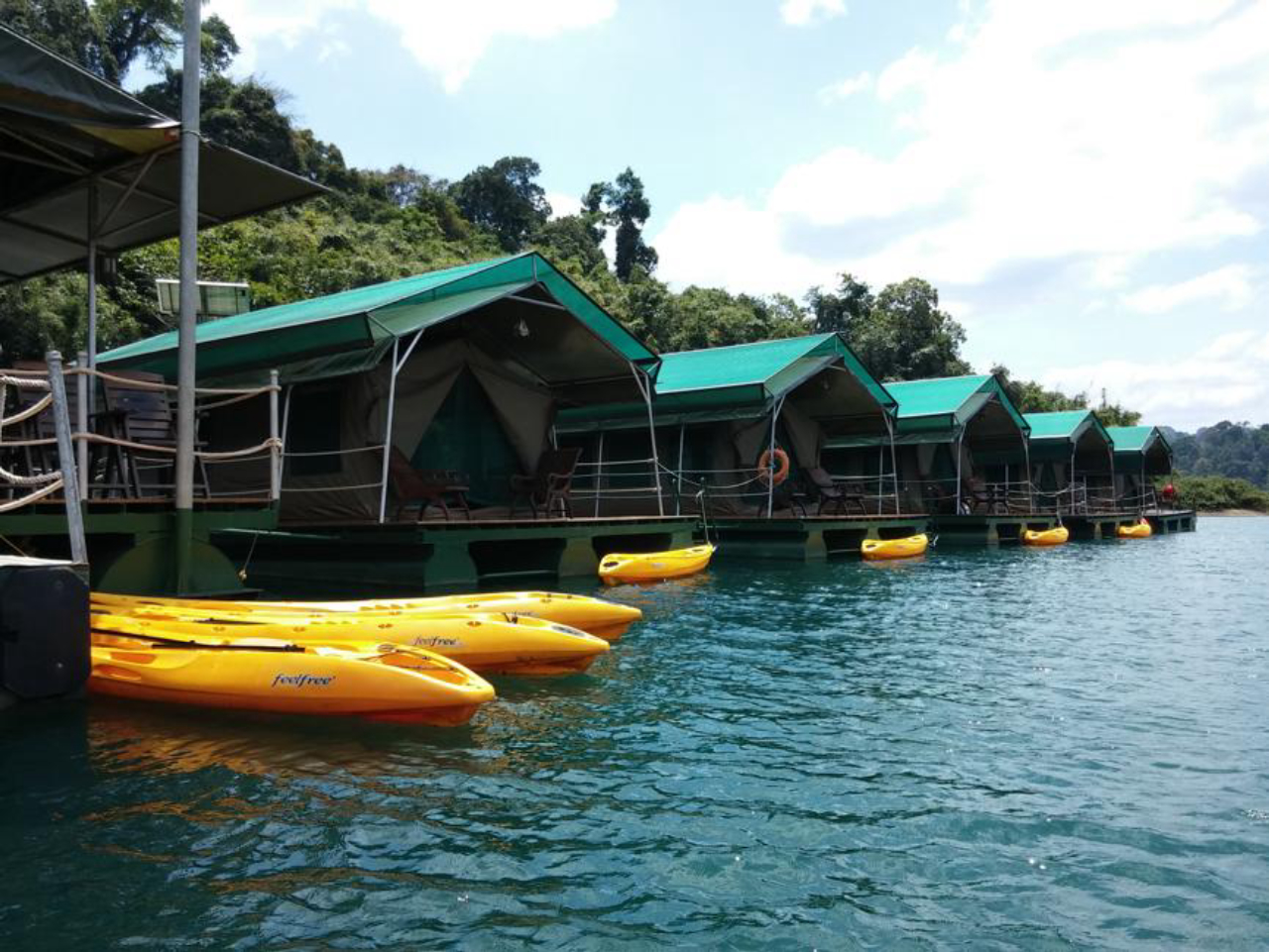 Parque Nacional de Khao Sok: tendas na beira do lago no acampamento de luxo Elephant Hills.