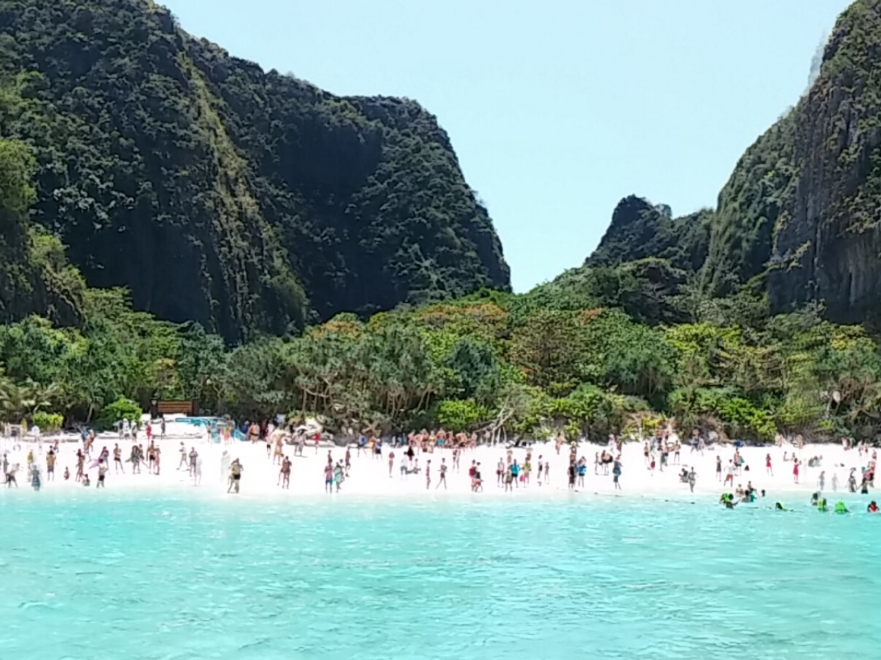 Em Maya Beach, a faixa de areia é pequena, mas branca, e a água transparente. 