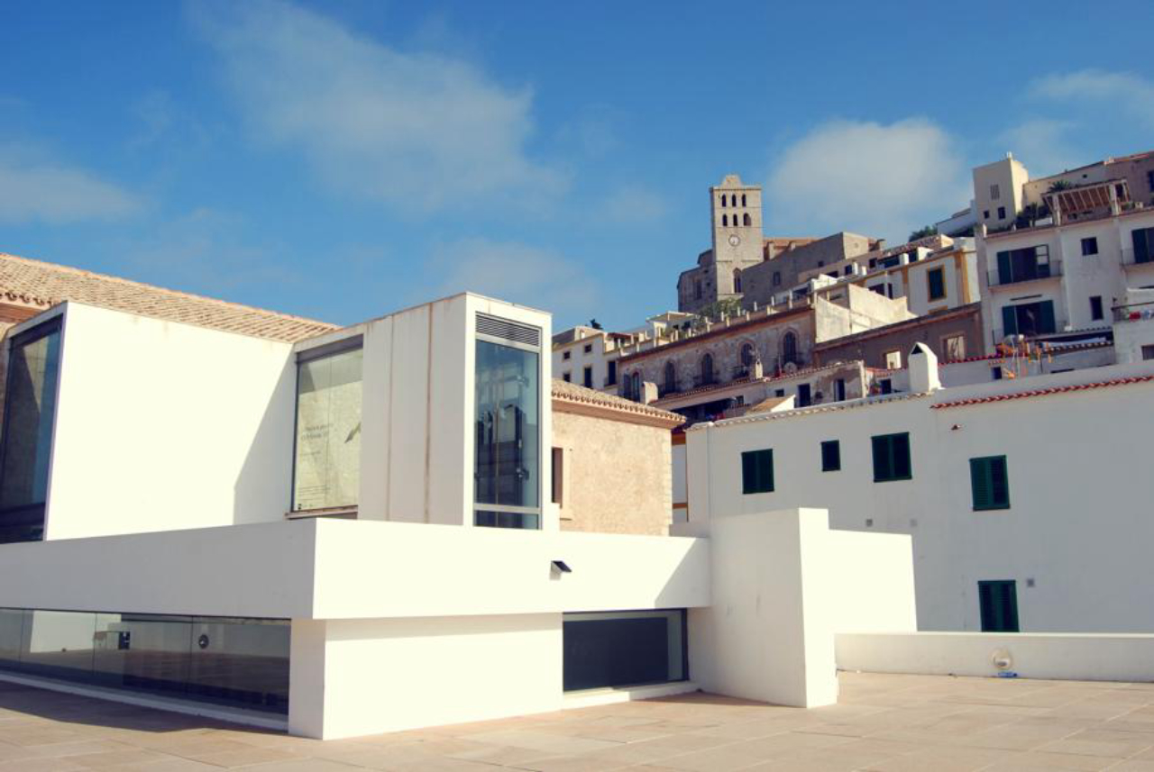 O Museu de Arte Contemporânea ocupa um prédio do século 18 todo renovado e reúne obras de nomes como Tàpies Acisclo Manzano, Hideo Honda e Amadeo Gabino.