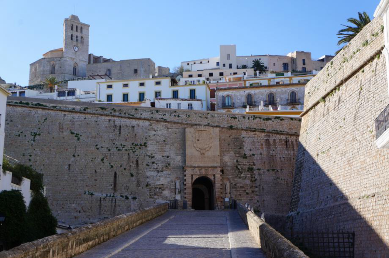 Portal de ses Taules "protegido" pelas estátulas romanas é a principal entrada da cidade velha, rodeada de muralhas do século 16.