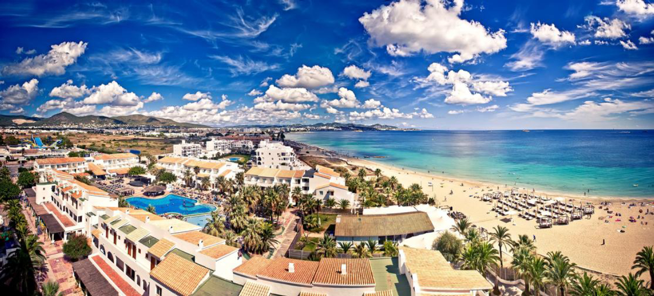 Na Playa d’en Bossa, beach clubs onde ocorrem as mais concorridas festas de frente para o mar (é lá que estão dois grandes resorts, o Ushuaïa e o Hard Rock).
