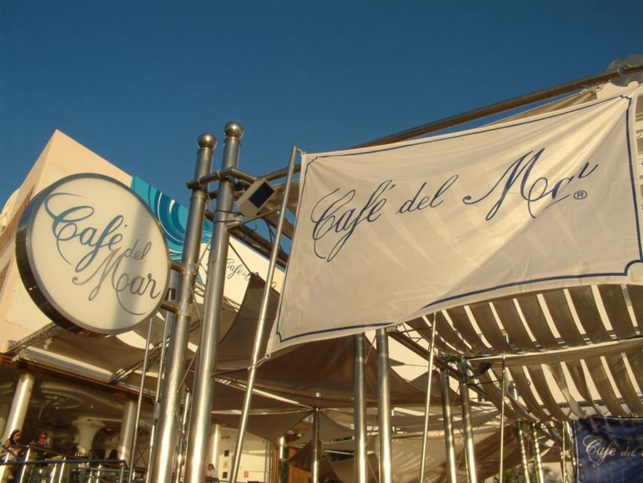 Na praia da vila de Sant Antoni de Portmany, o famoso Café del Mar (aquele do CD).