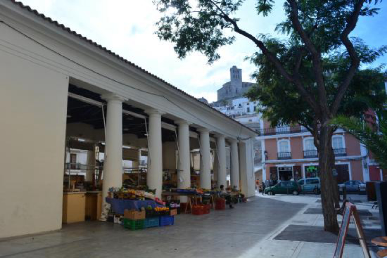 No porto, há mais opções de restaurantes, cafés, um charmoso mercado (foto) e lojas de artesanatos e suvenires. 