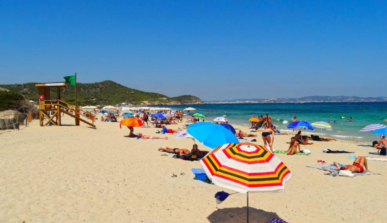 A praia Es Cavallet, repleta de dunas, é o reduto de nudistas e gays.