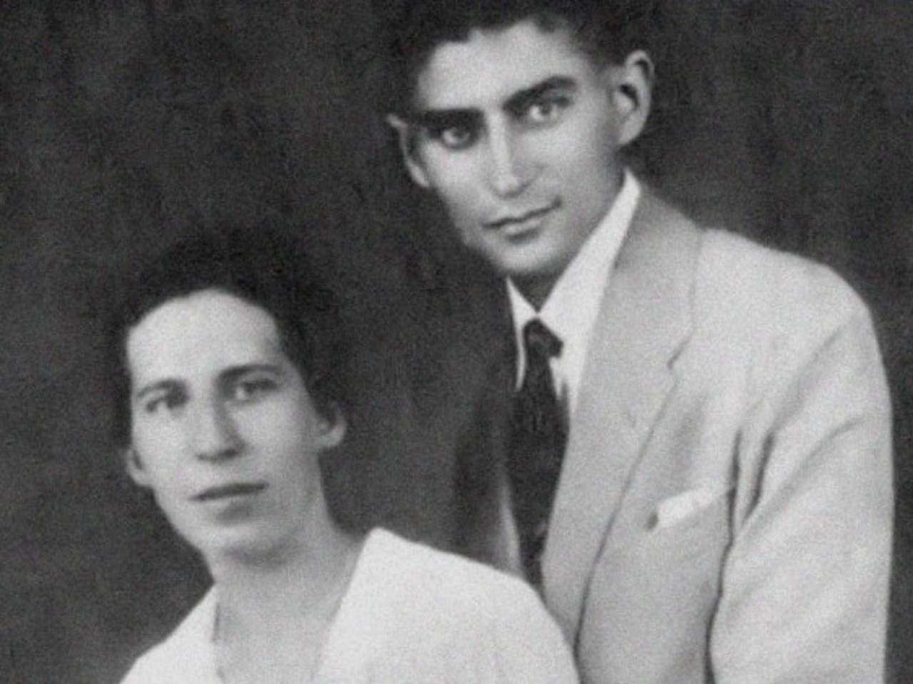 Kafka e Felice se conheceram em Berlim nos anos 10, e se relacionaram por cartas durante anos (ele morava em Praga). Noivaram, romperam, noivaram de novo e romperam de novo. O escritor morreu cinco anos depois da última separação, aos 41 anos.