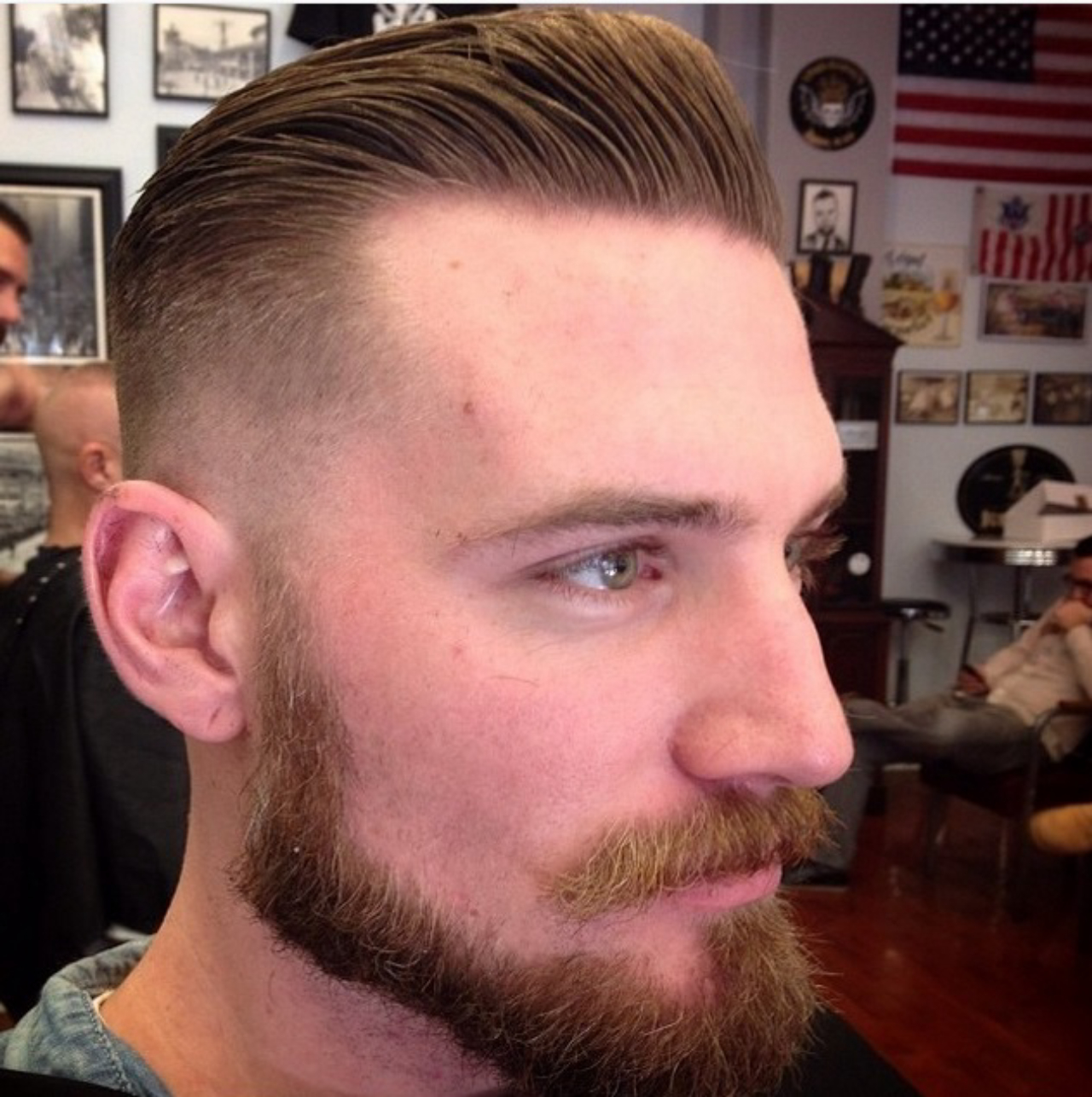 Pompadour mais discreto, com volume controlado.
