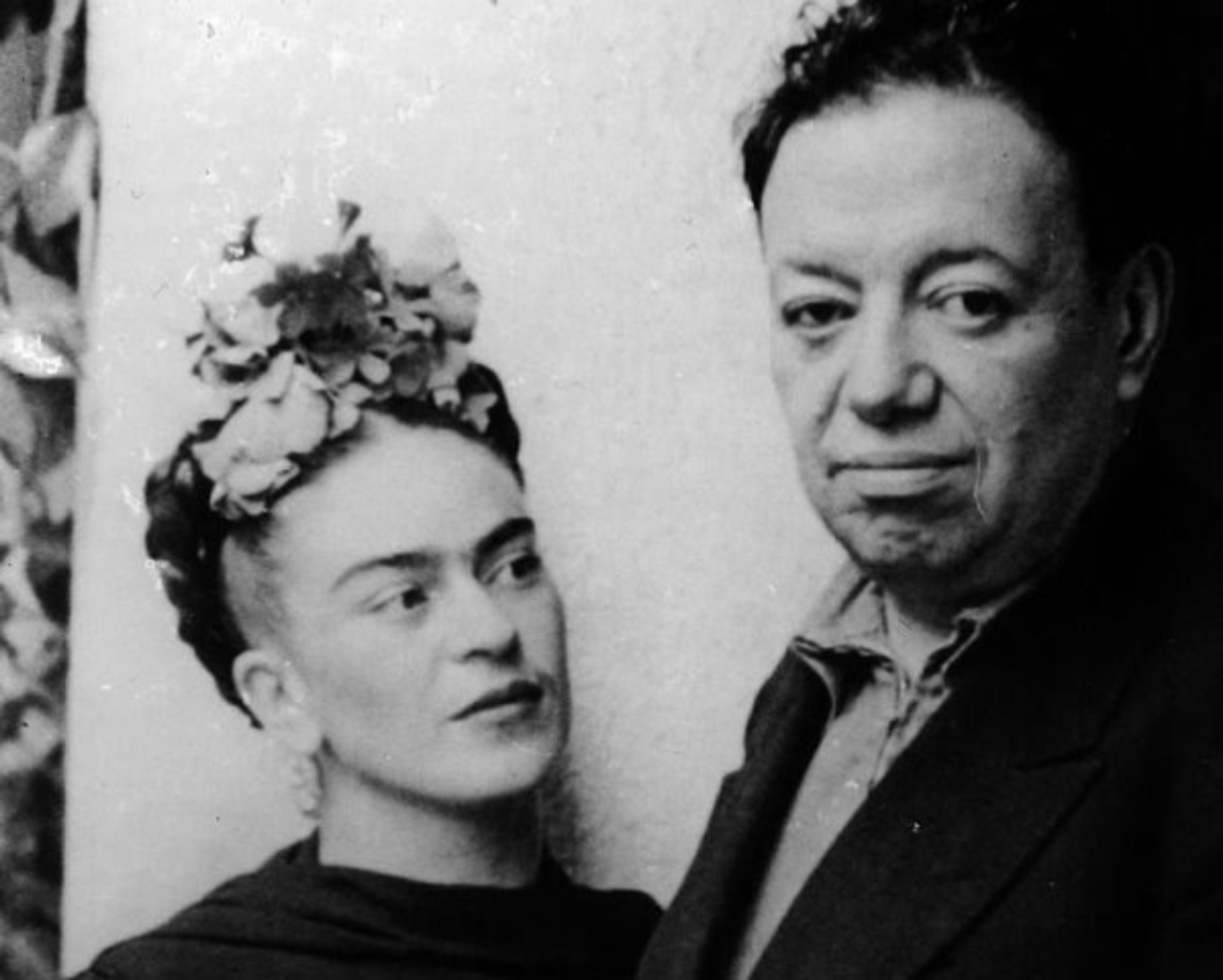 Entre indas e vindas, os artistas plásticos Frida Kahlo e Diego Rivera vieram cerca de 25 anos juntos. Nunca se casaram nem viveram juntos, mas admitiam um forte vínculo emocional e artístico.