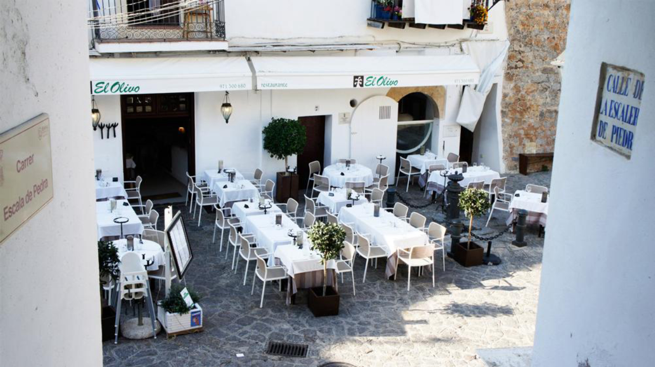 Fim de tarde e o concorrido restaurante El Olivo está pronto para receber os clientes ávidos por seu delicioso cardápio.