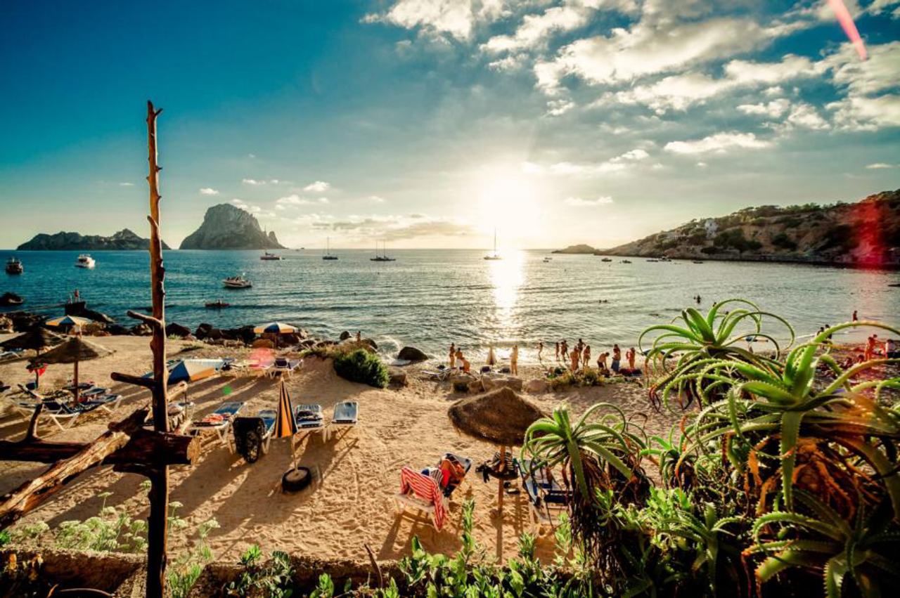 Cala d’Hort, com seu famoso rochedo Es Vedrà, garante fotos espetaculares no sudoeste da ilha.