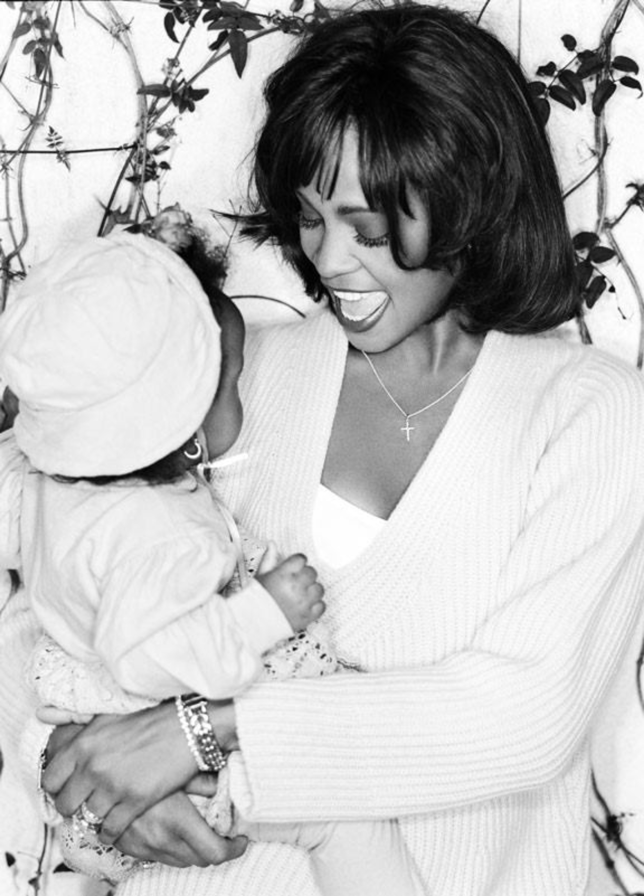A conta oficial de Whitney Houston no Facebook prestou uma homenagem à garota