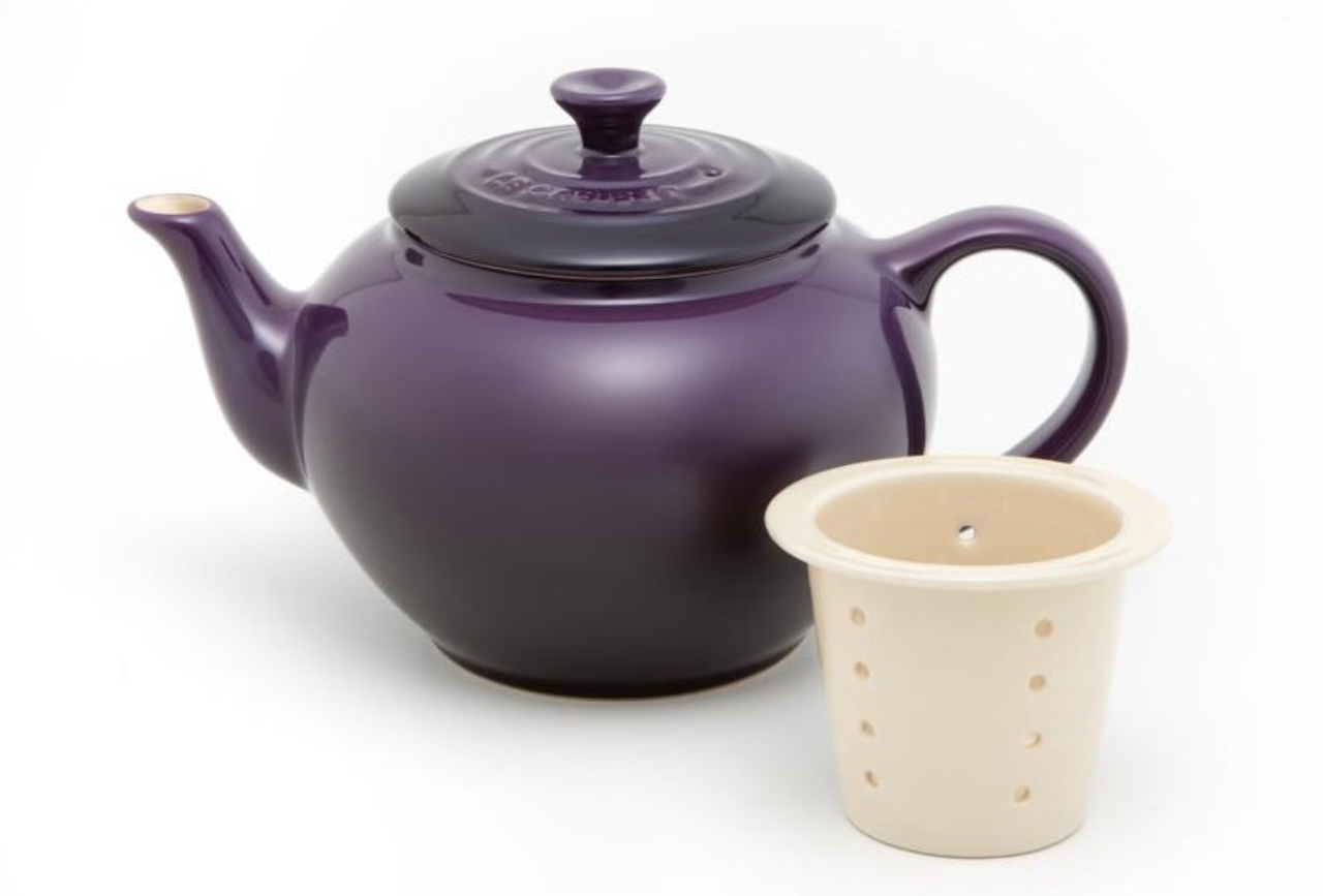 Bule de chá com infusor e capacidade para servir duas pessoas. Na Le Creuset, R$ 125.