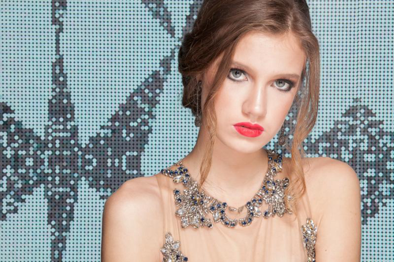 Os cabelos presos são clássicos. Para um toque moderno, o cabeleireiro Emerson Jangada propôs movimento e delicadeza. Os fios presos são bons para a hora da valsa e a balada, que continuam mais tempo arrumados. Quanto ao make, para não deixar a menina parecer mais velha do que é, o ideal é combinar a pele bem iluminada e fresh com um batom mais escuro (caso seja a preferência da aniversariante). Foto: Fernando Zequinão/Gazeta do Povo