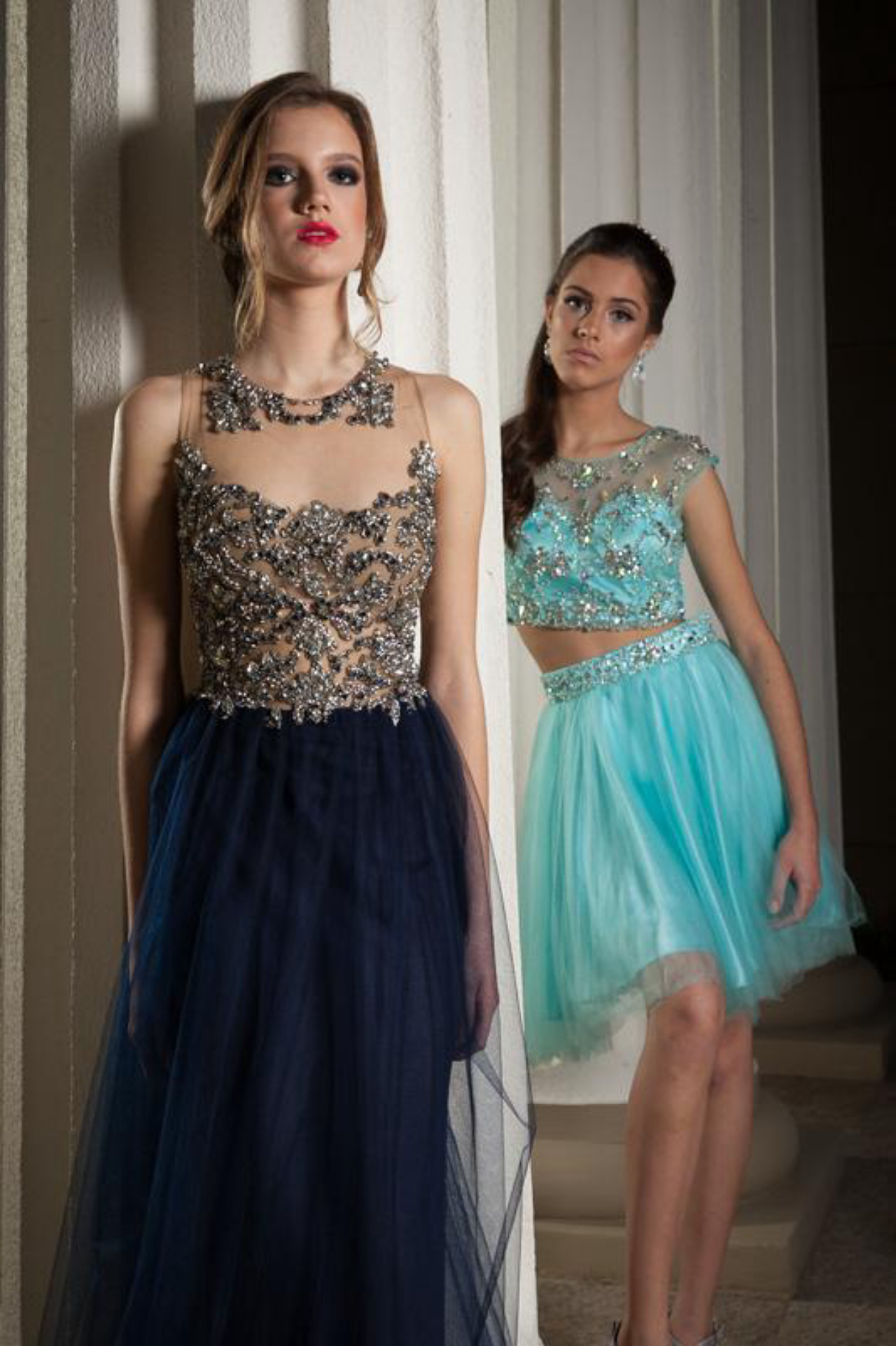 Diferentes tons de azul para a recepção e a festa. Vestido longo com corpo bordado e saia de tule Bazaar Fashion (R$ 6.439), brinco em hematita Maria Ingez Simões (R$ 220). Ao fundo, para a recepção, conjunto cropped e saia Nova Imagem (R$ 999), tiara (R$ 120, o aluguel) e brinco com esmeralda (R$ 99), ambos Maria Ignez Simões. Foto: Fernando Zequinão/Gazeta do Povo