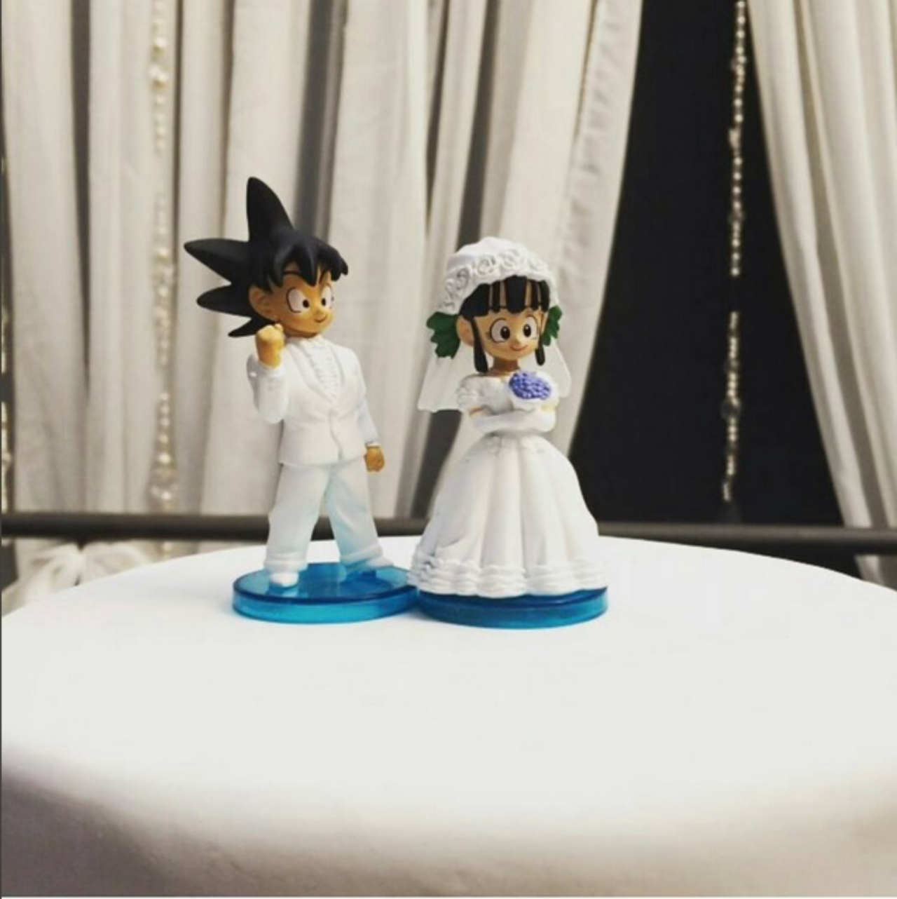 Noivinhos do Bolo: Goku e Chichi, de Dragon Ball Z. 