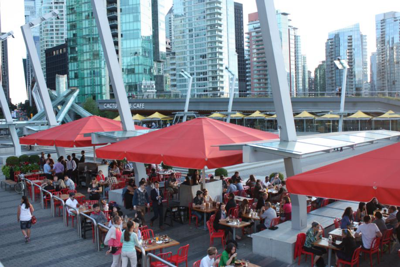 Em Downtown, o Cactus Club Café com seu clima de balada.