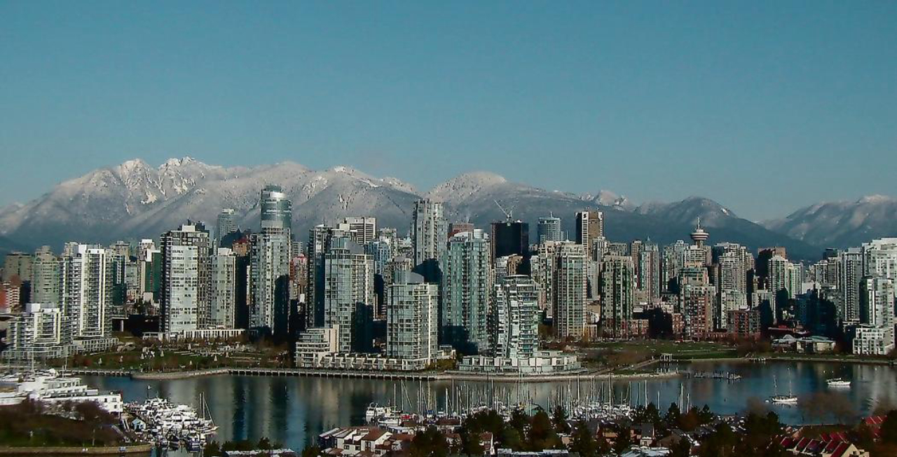 A Grouse Mountain (ao fundo), autodenominada “o pico de Vancouver”, se destaca na bela paisagem da cidade na costa do Pacífico.