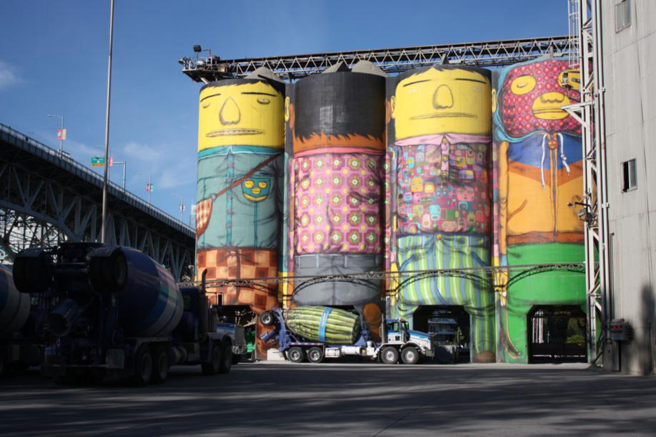 Grafiteiros pintaram em Granville  um mural em silos de 21 metros de altura cada.