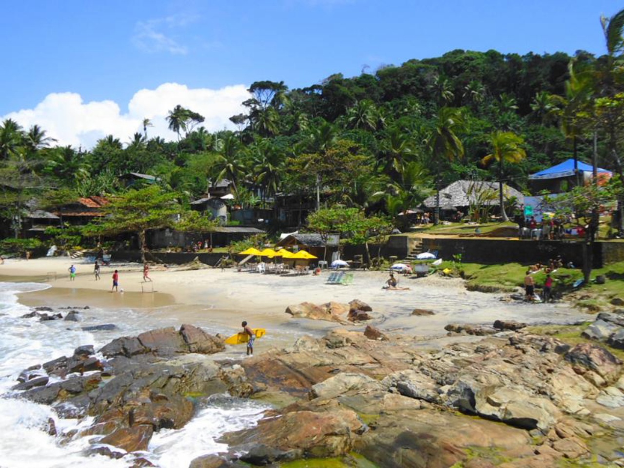 Em Itacaré, a Praia da Tiririca é uma da mais procuradas pelos turistas e surfistas.  Foto: Divulgação.