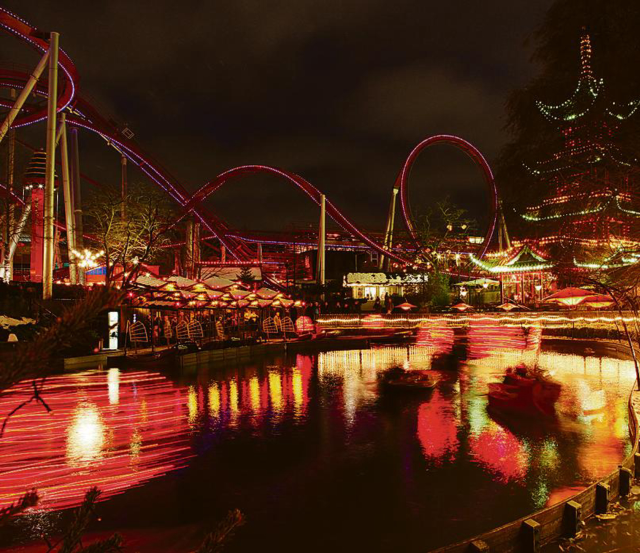 Tivoli Gardens é um  dos mais antigos parques da Europa: inspirou  a primeira Disneylandia. 