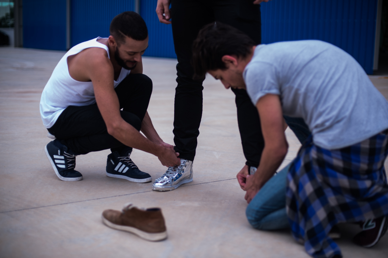 Correria de produtores: os sapatos geralmente só são colocados nos modelos na hora da foto. Clique: Mariana Lima. 