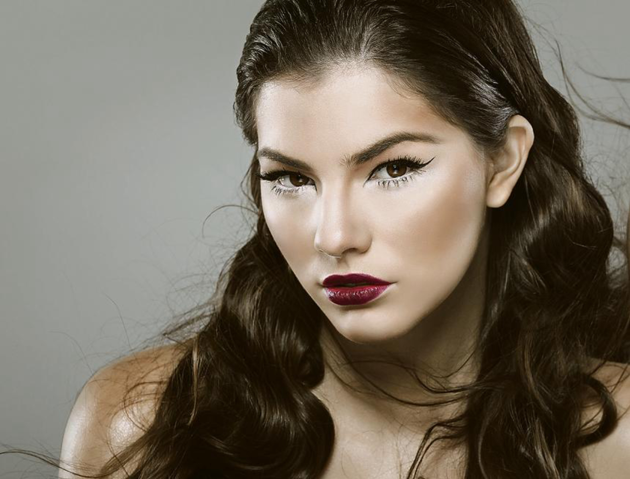 Roxo:<br>Essa cor de batom vai bem além do “vampiresco”; também podem ser super-feminina. Para a foto, combinamos o batom Rouge Cream, na cor Crush, da Sephora (R$ 39) com o gloss líquido L’Absolu Velours, da Lancôme, na cor 493 (R$ 149). O delineador aqui começa no cantinho interno dos olhos, abrindo um arco longo até pouco além do canto externo. Para dar mais volume aos cílios, entram várias camadas da máscara Noir G, da Guerlain (R$ 210 na Sephora).