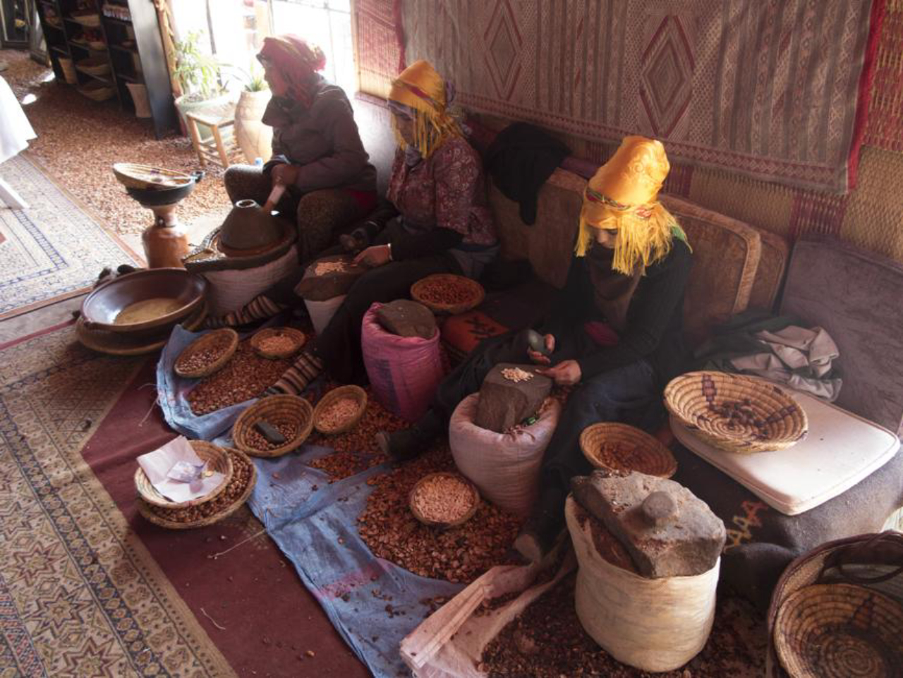 Nos vilarejos berberes próximo ao monte Tichka, mulheres que produzem o óleo de argan.