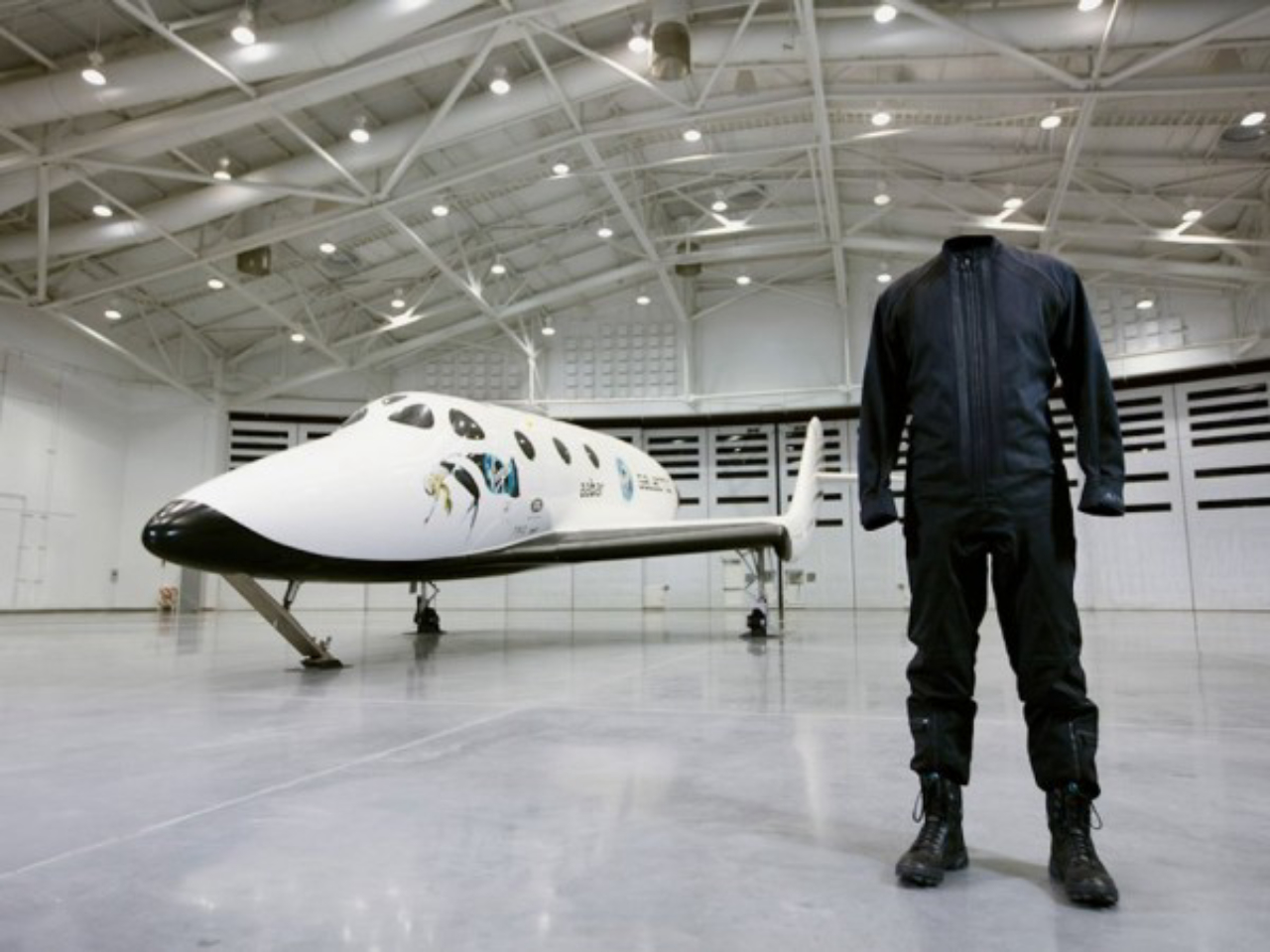 Na foto, o uniforme e uma das WhiteKnightTwo, que unida a outras iguais se transformarão na "nave-mãe" que levará ao espaço a nova SpaceShipTwo. 