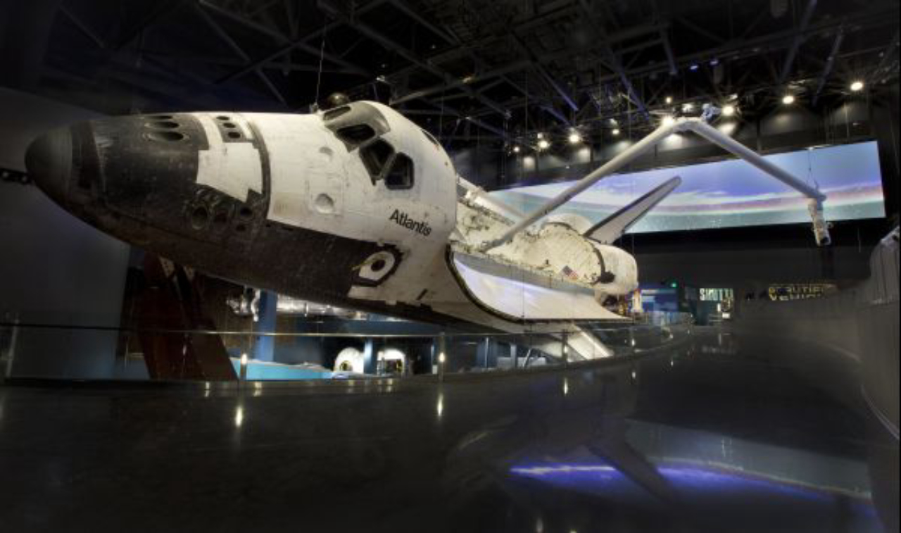 No Space Shuttle Atlantis, o verdadeiro ônibus espacial, inclinado a 43,21 graus, como se estivesse em órbita.