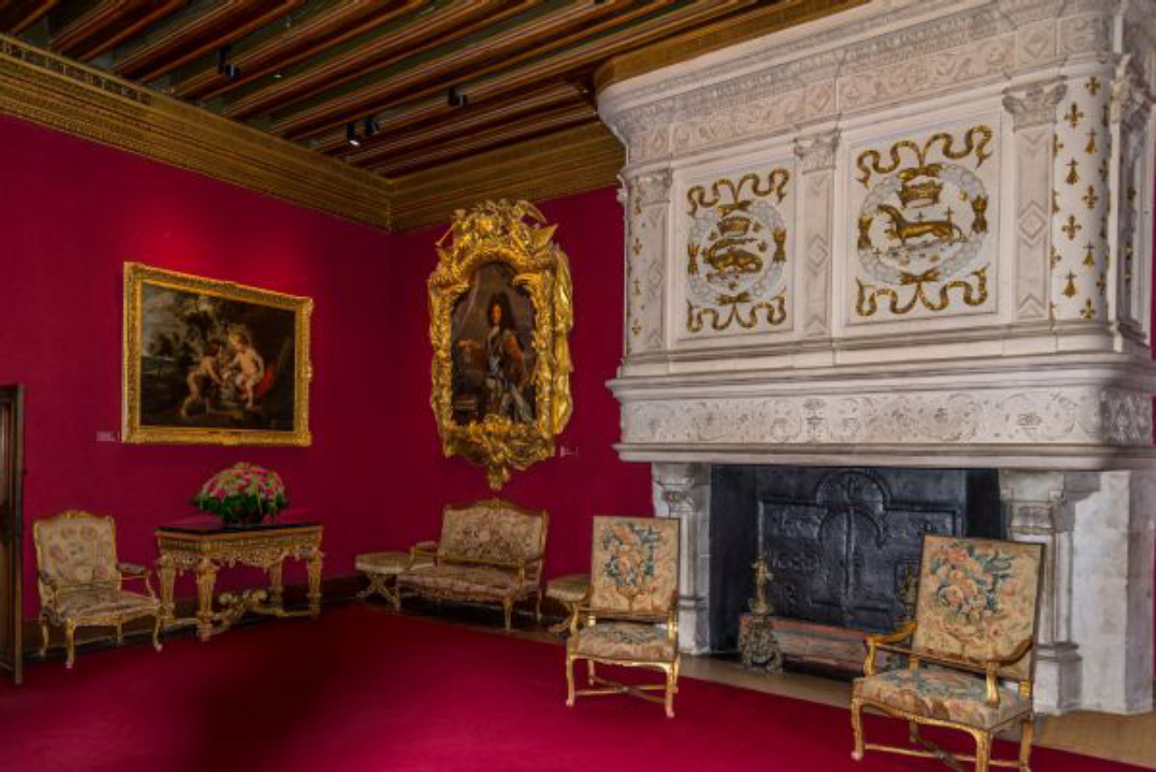 Quadros, tapeçarias e móveis de diversas épocas se espalham pelos três andares  de Chenonceau. 