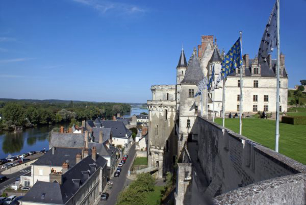 A charmosa cidade de Amboise com seu castelo (à dir.) e o Loire à esquerda.