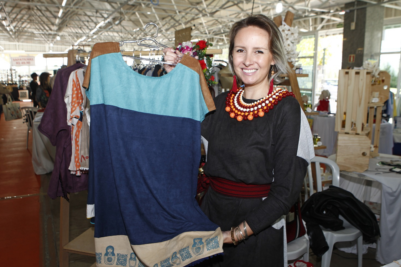 A estilista Louise com sua criação. Foto: Antônio More/Gazeta do Povo. 