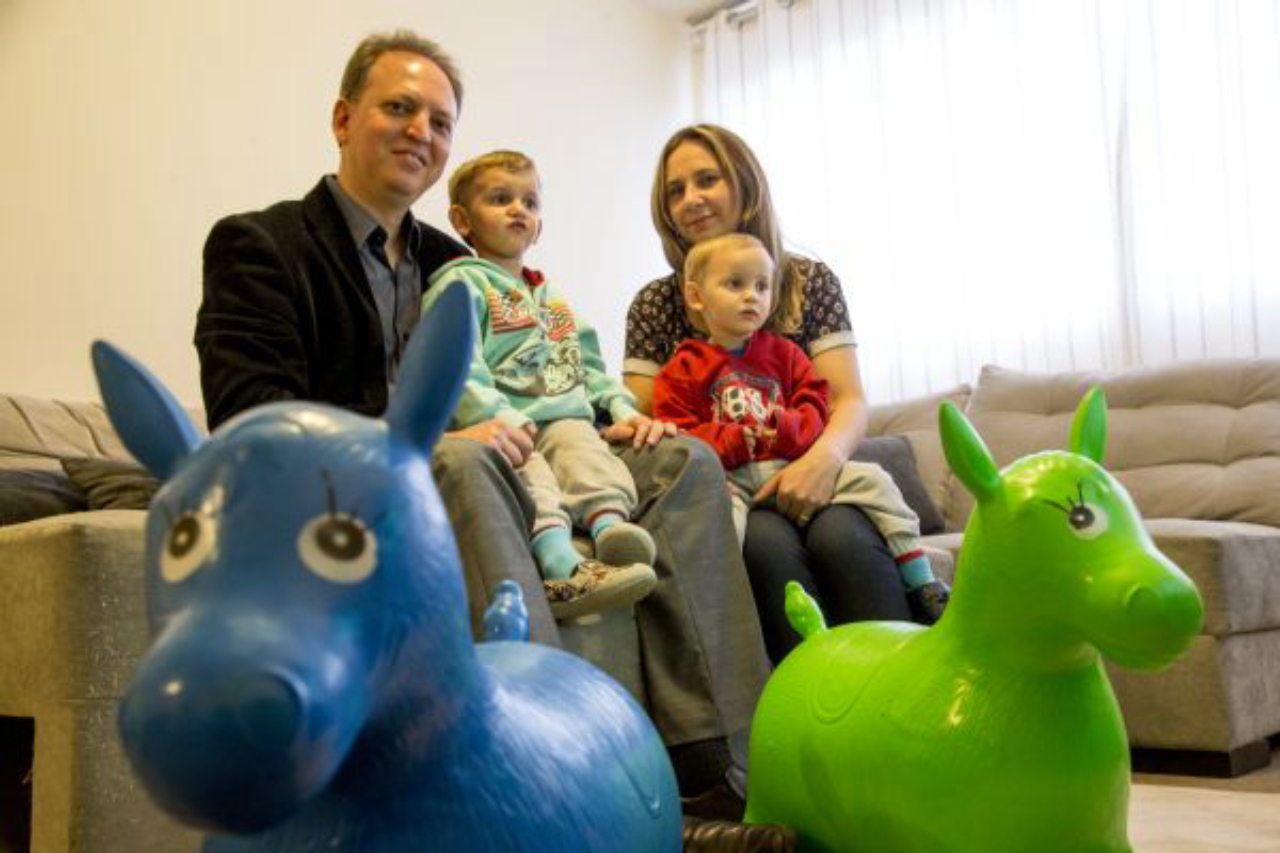 Alexandre Cavalcanti e Fabiane, com os gêmeos: eles não são subestimados. Foto: Hugo Harada / Gazeta do Povo