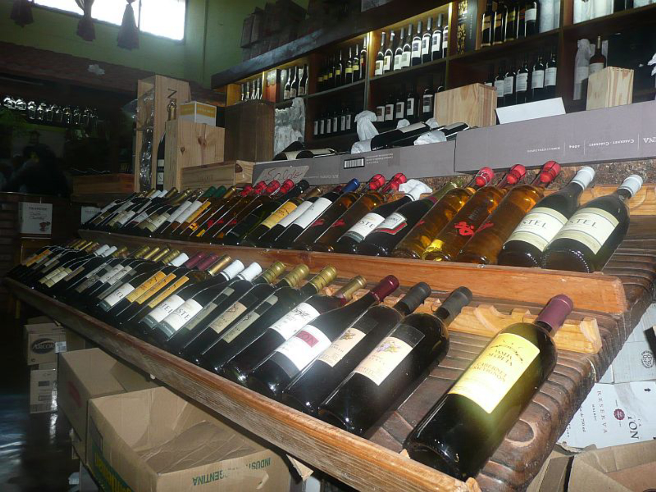 Nas lojinhas do centro, os disputados vinhos argentinos.