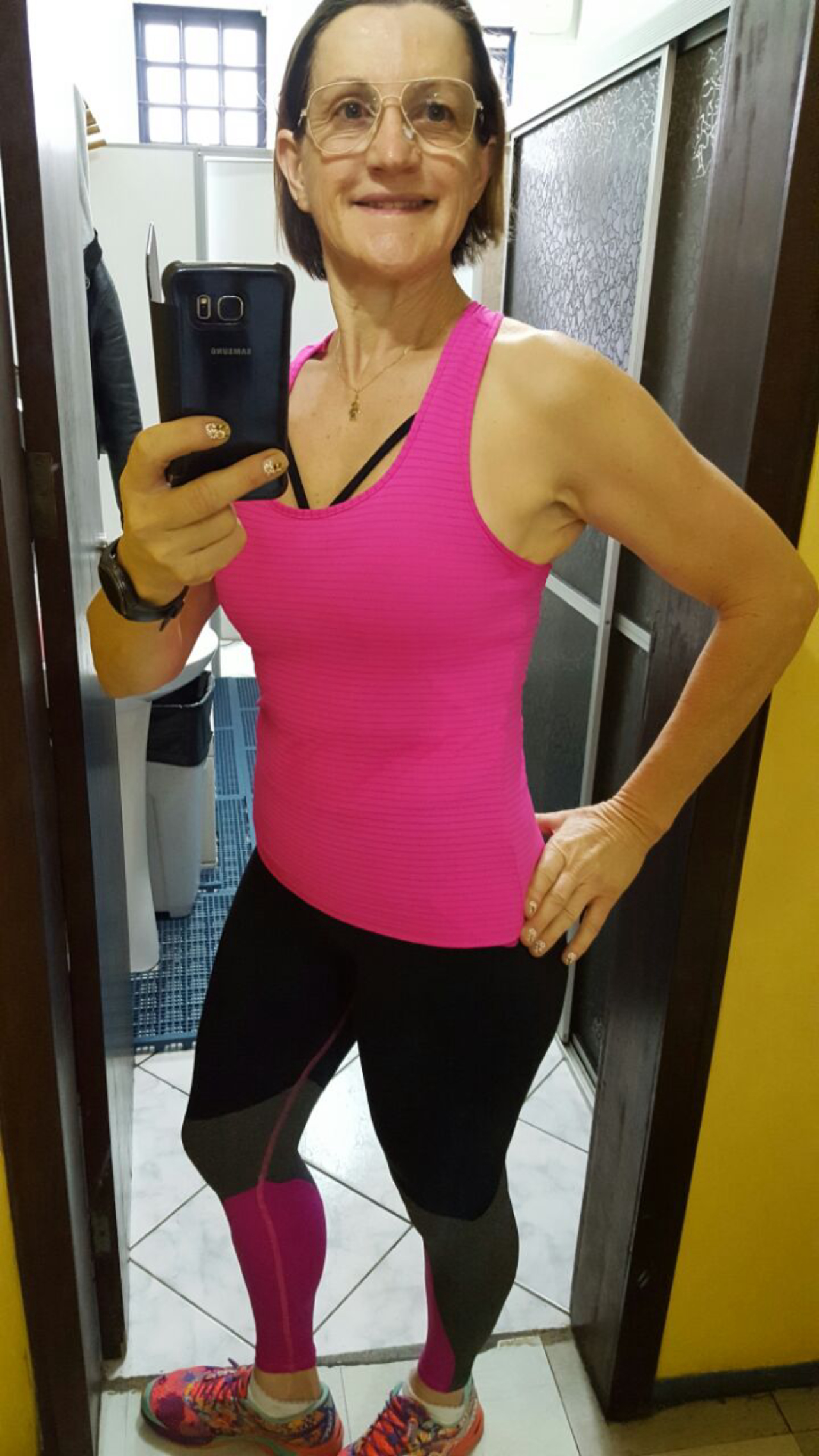 Santina depois dos três meses de exercício, conferindo os resultados (Foto: Arquivo Pessoal)