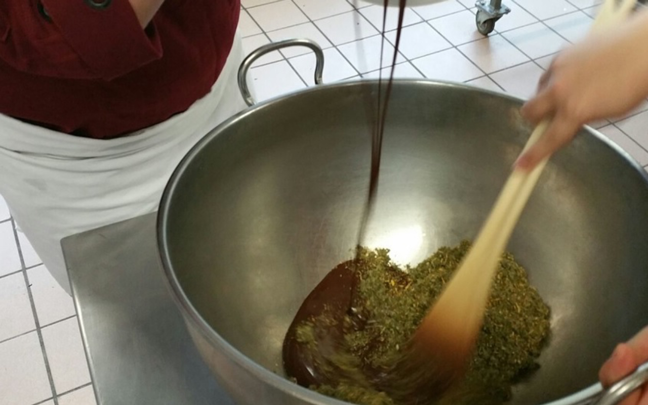 Chocolate sendo misturado às ervas para aliviar as cólicas menstruais (Foto: Reprodução site)