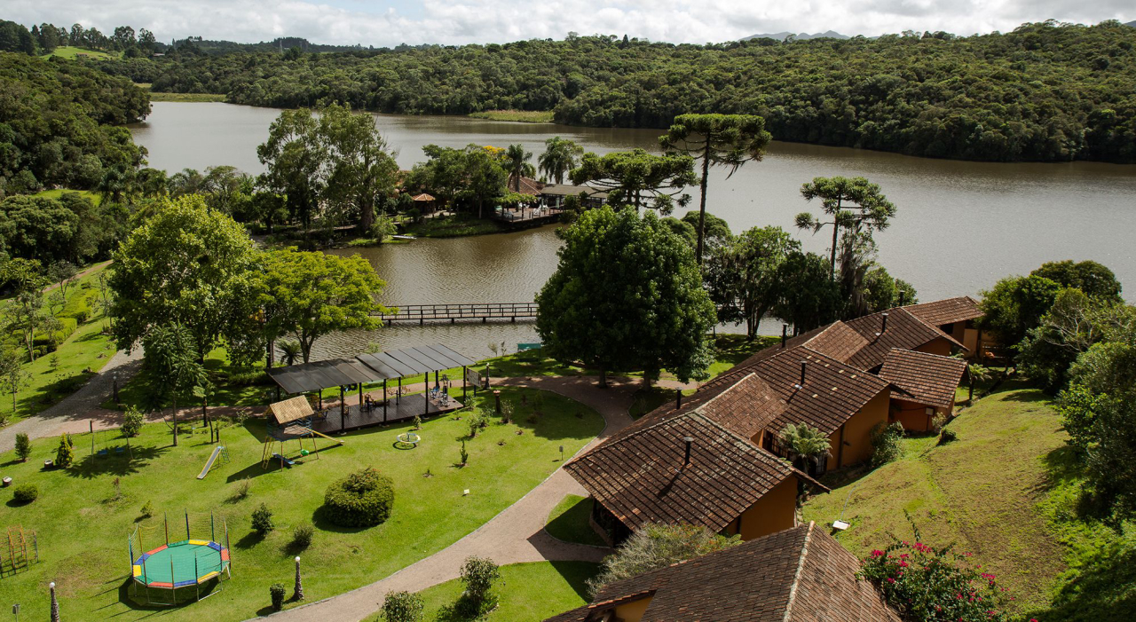 Aconchegante, hotel é mais rústico e conta com lareira. Foto: Divulgação. 