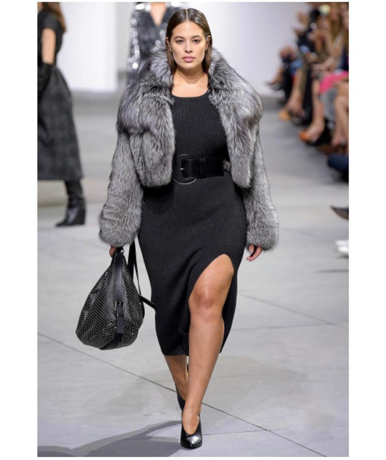 Ashley Graham rouba a cena no desfile da Michael Kors. 