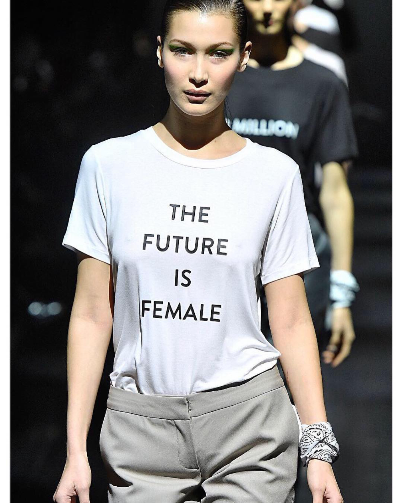 Modelos com camisetas de protesto no desfile da Prabal Gurung.  