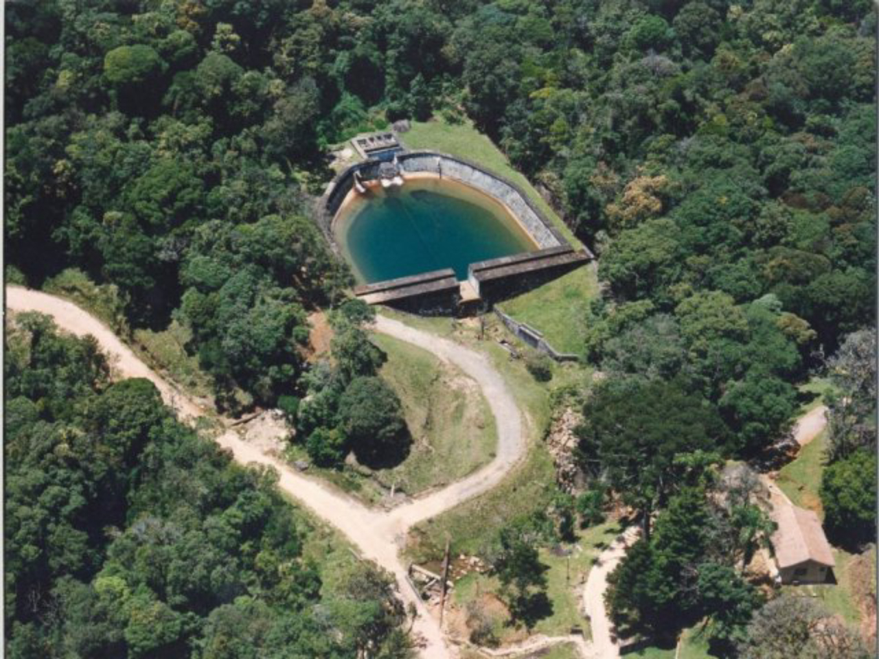 Com diversas trilhas em meio à natureza preservada, local abre para visitação do público uma vez por mês. Foto: Divulgação/Sanepar