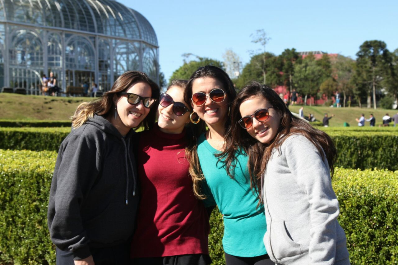 Da esquerda para a direita: Juliana (28), Renata (19), a mãe Luciana Helena Souza (45) e Fernanda (25). Foto: Gerson Klaina / Gazeta do Povo