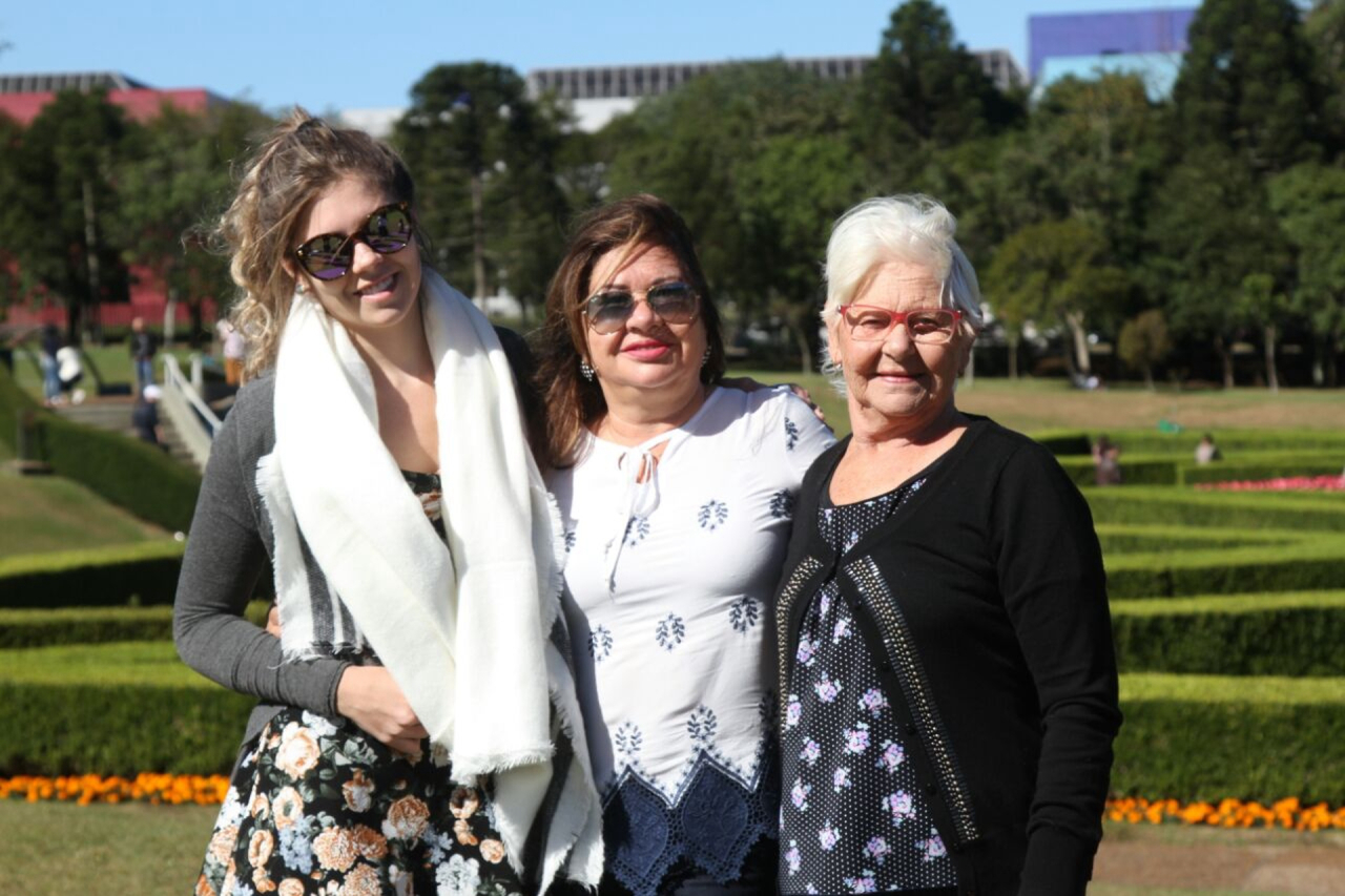 Três gerações reunidas: Amanda Paula Paris (22), Eunice da Graça Paris (53) e Leocádia Machado (73). Foto: Gerson Klaina / Gazeta do Povo