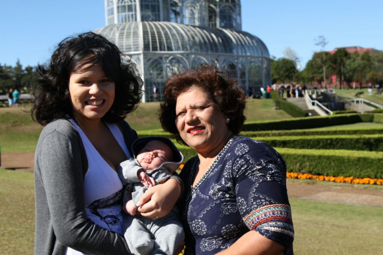 Cláudia Pacheco (29) com o filho, Joaquim, e a mãe, Eva Pacheco (59). Foto: Gerson Klaina / Gazeta do Povo