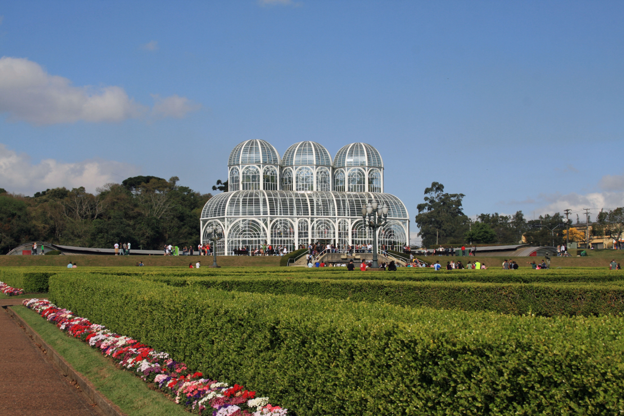 O Jardim Botânico é uma das atrações de belezas naturais de Curitiba (Foto: Wikipedia Commons)