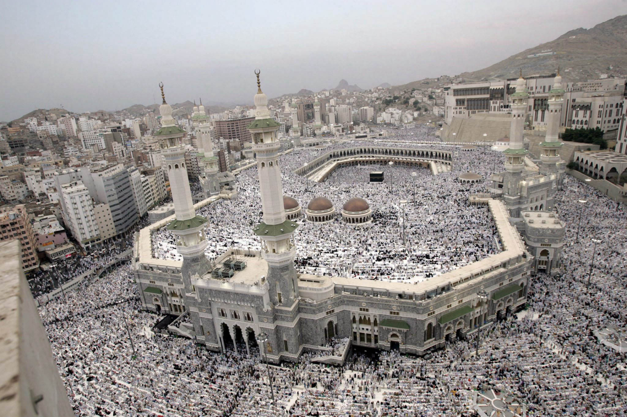 Peregrinos reunidos na mesquita Al Haram Sharif, em Meca. Foto: Ali Haider