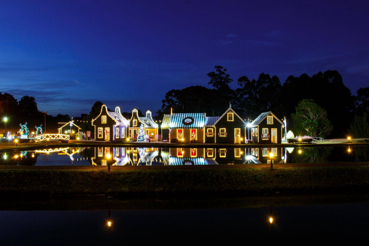 A Vila Histórica do parque foi iluminada para esperar o Natal. Foto: Reprodução/Facebook
