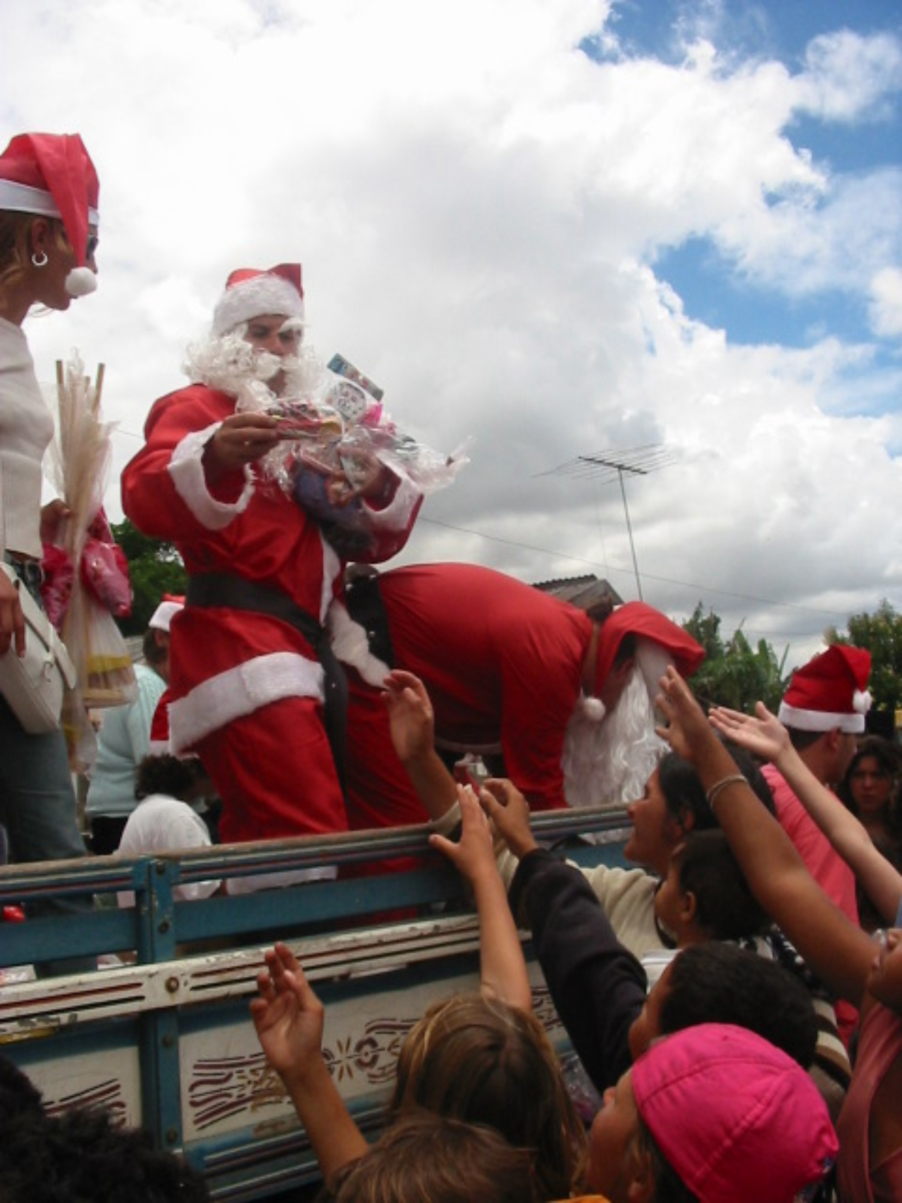 Há 21 anos, Cristiane e a família se envolvem na entrega de brinquedos e doces para crianças próximo do Natal Foto: Arquivo pessoal 