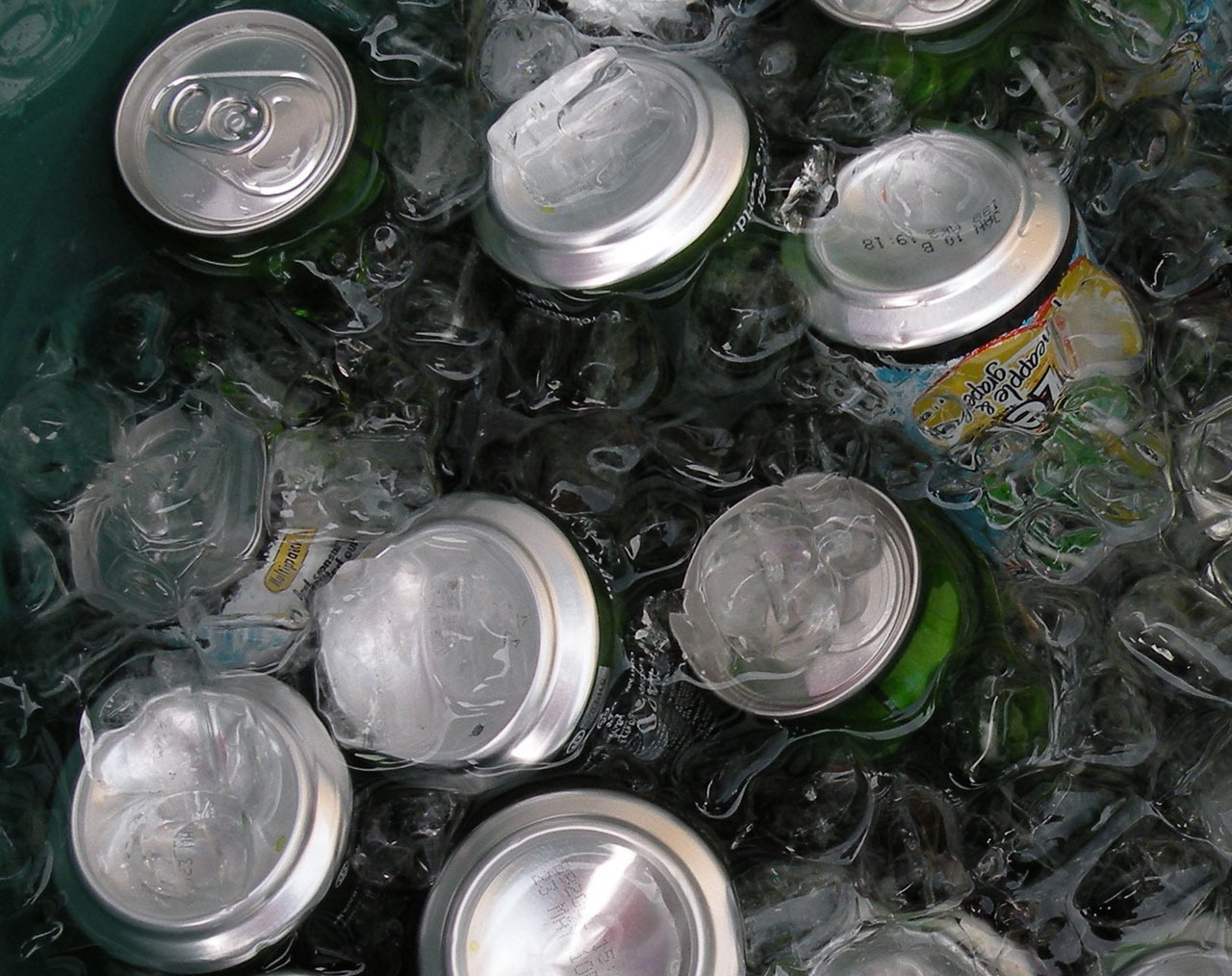 Latas e também garrafas precisam passar por higienização antes de serem usadas. Foto: Pixabay.