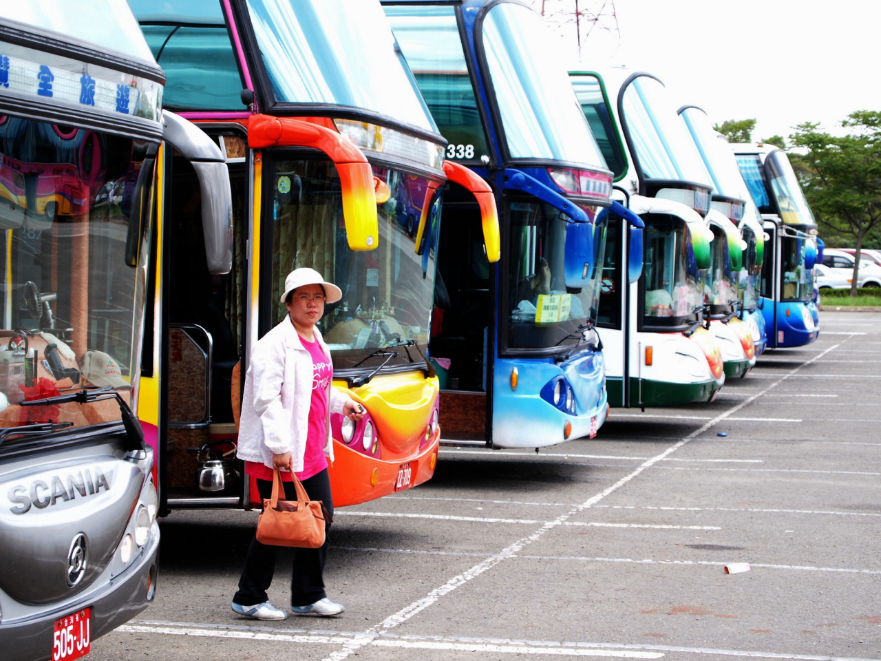 Sempre que o ônibus fizer uma parada, é importante descer do veículo e se movimentar. Foto: Visualhunt.